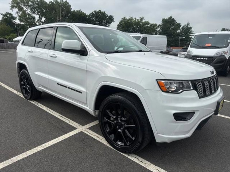 Certified 2022 Jeep Grand Cherokee Laredo X image 1