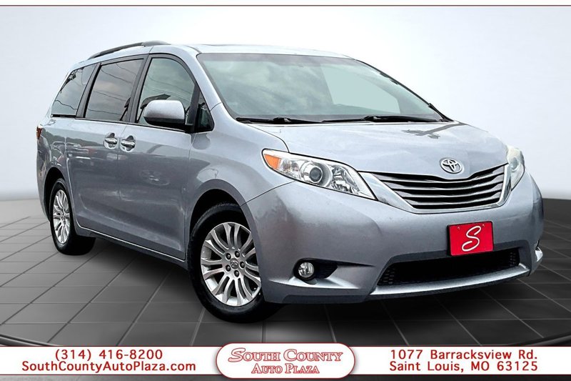 Used 2017 Toyota Sienna XLE image 1