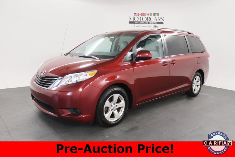 Used 2013 Toyota Sienna LE image 1
