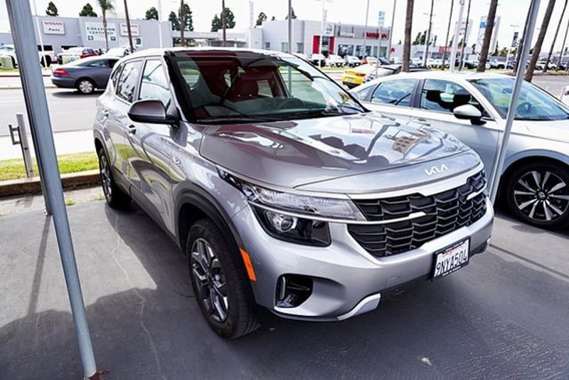 Certified 2025 Kia Seltos LX image 1