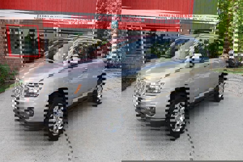 Used 2016 Jeep Compass Latitude image 1