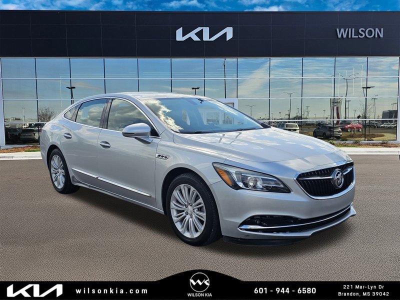 Used 2018 Buick LaCrosse Essence image 1