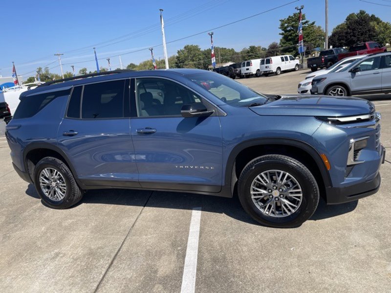 Certified 2025 Chevrolet Traverse LT image 1