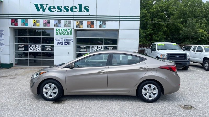 Used 2016 Hyundai Elantra SE image 1