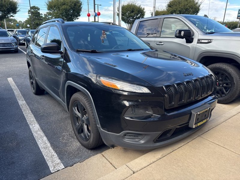 Used 2017 Jeep Cherokee Sport image 1