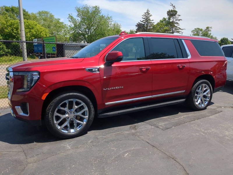 Used 2021 GMC Yukon XL SLT w/ SLT Premium Package image 1