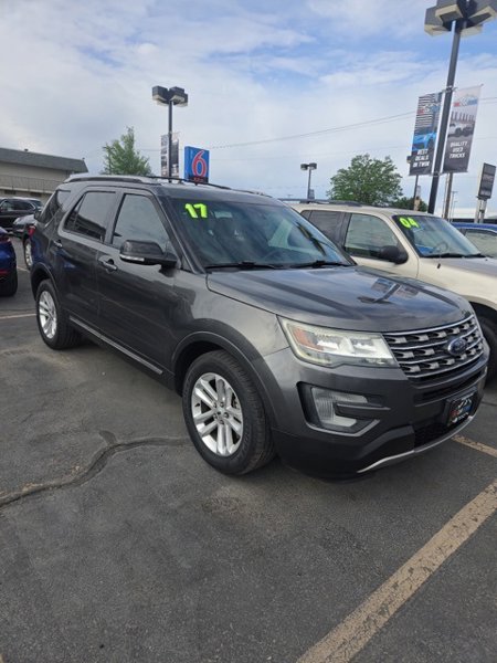 Used 2017 Ford Explorer XLT image 1