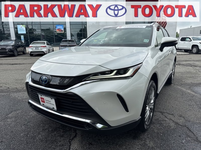 Certified 2022 Toyota Venza XLE image 1