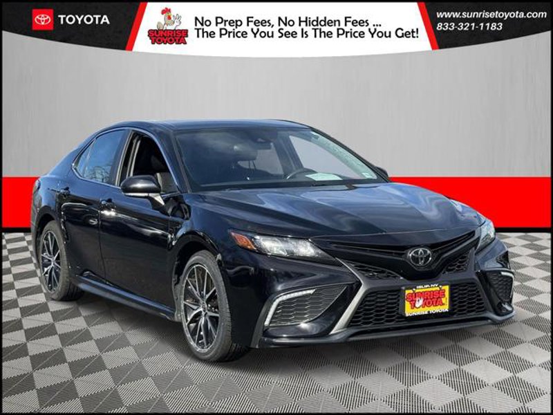 Used 2022 Toyota Camry SE image 1