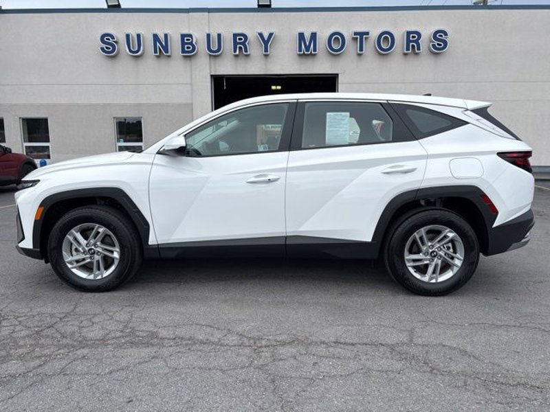 Certified 2025 Hyundai Tucson SE image 1