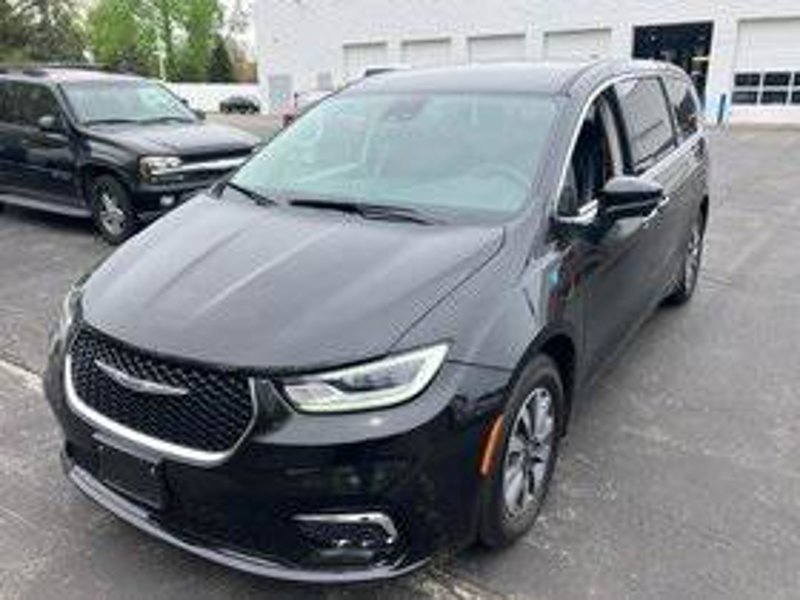 Certified 2023 Chrysler Pacifica Touring-L image 1