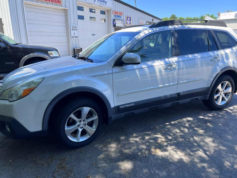 Used 2014 Subaru Outback 2.5i Limited image 1