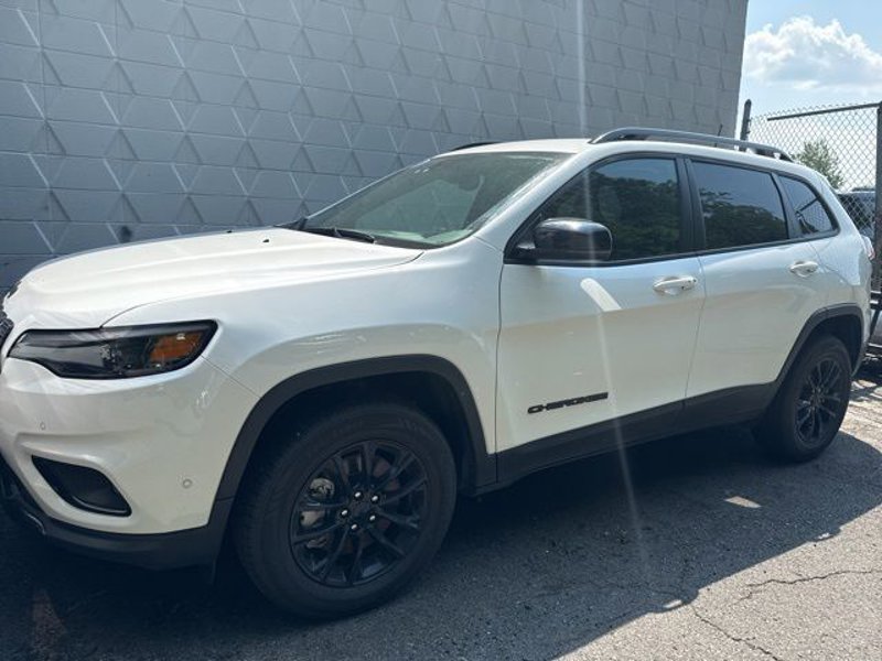 Used 2023 Jeep Cherokee Altitude Lux image 1
