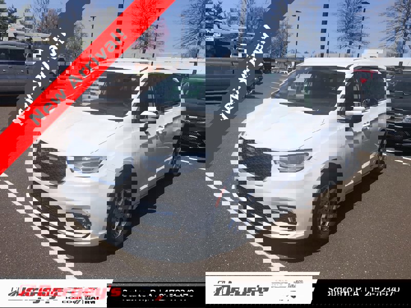 Used 2023 Chrysler Pacifica Touring-L image 1