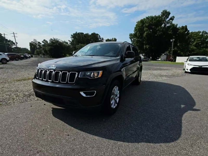 Used 2021 Jeep Grand Cherokee Laredo image 1