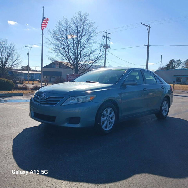 Used 2011 Toyota Camry LE image 1