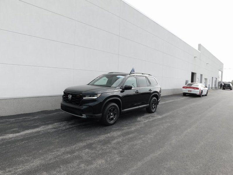 Certified 2025 Honda Pilot TrailSport image 1