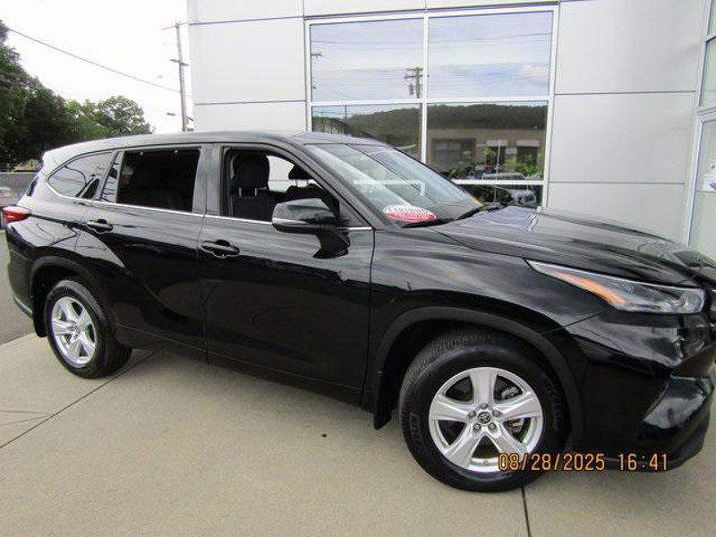 Certified 2022 Toyota Highlander LE image 1