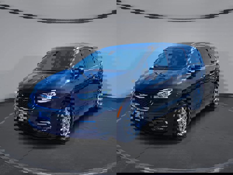 Used 2023 Chrysler Pacifica Touring-L image 1