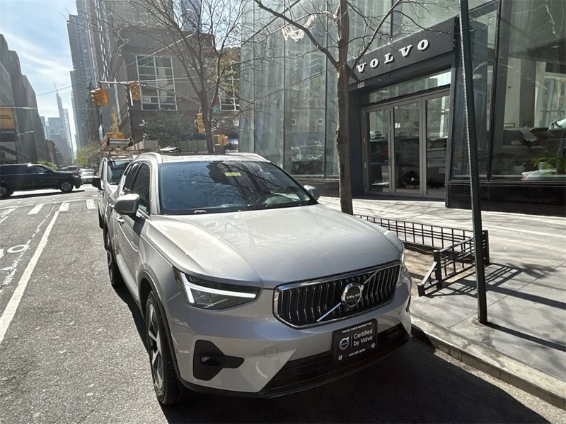 Certified 2023 Volvo XC40 B5 Plus w/ Driver Assist Package image 1