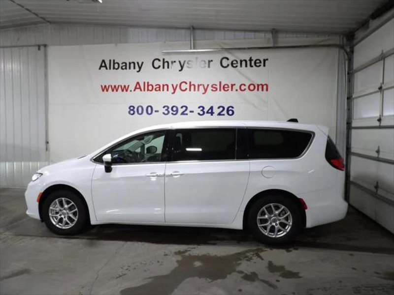 Certified 2023 Chrysler Pacifica Touring-L image 1