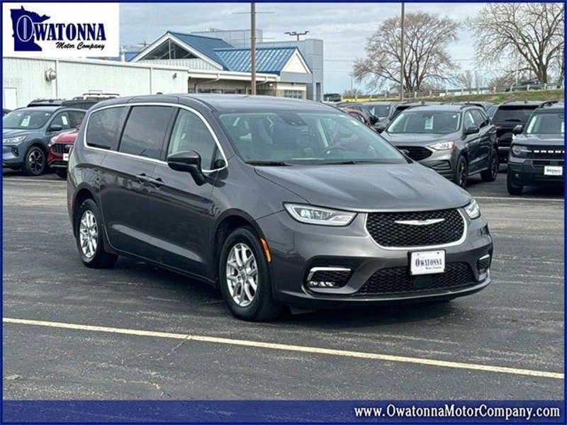 Certified 2023 Chrysler Pacifica Touring-L image 1