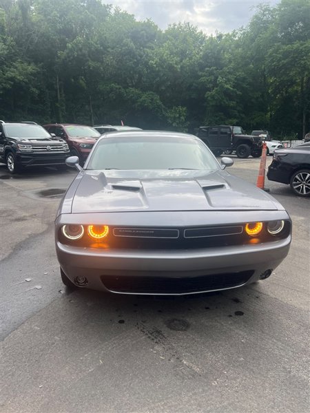 Used 2016 Dodge Challenger SXT image 1