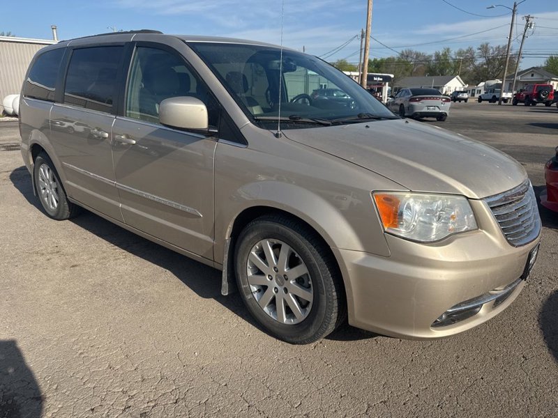Used 2014 Chrysler Town & Country Touring image 1