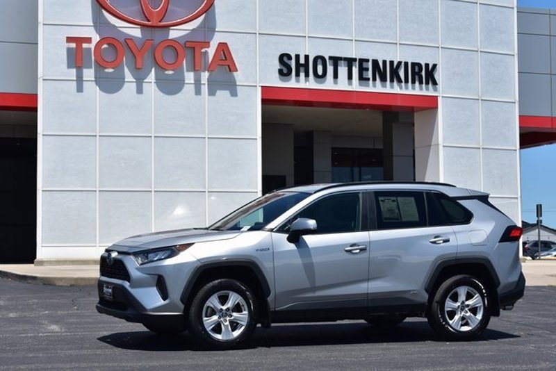 Used 2019 Toyota RAV4 LE image 1
