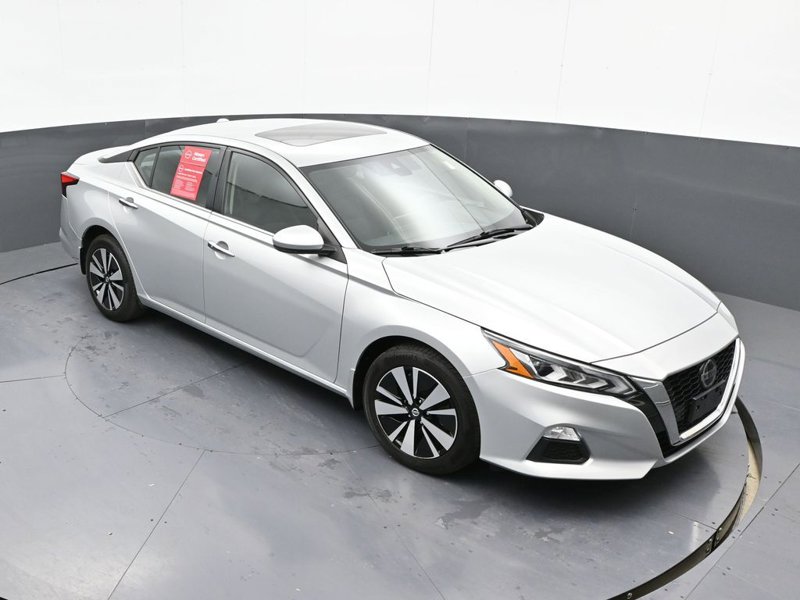 Certified 2022 Nissan Altima 2.5 SV w/ SV Premium Package image 1