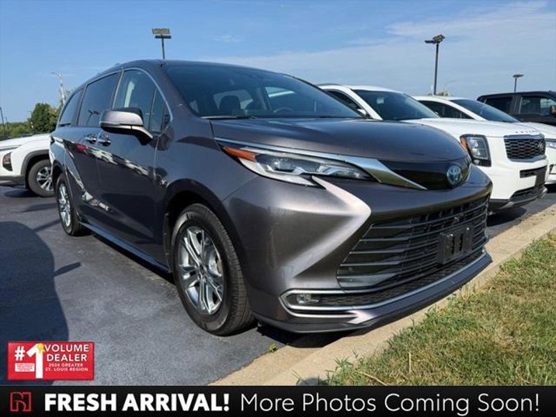 Certified 2022 Toyota Sienna Platinum image 1