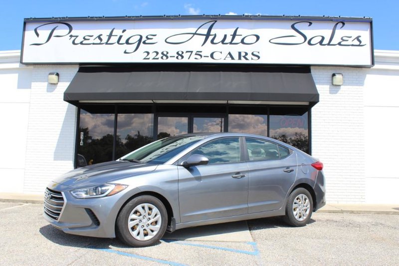 Used 2017 Hyundai Elantra SE image 1