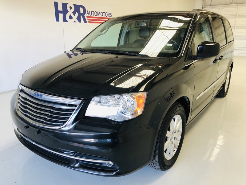 Used 2016 Chrysler Town & Country Touring image 1