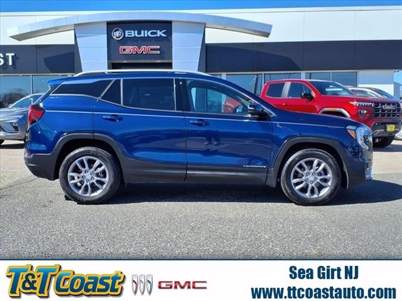 Certified 2022 GMC Terrain SLT w/ Infotainment Package II image 1