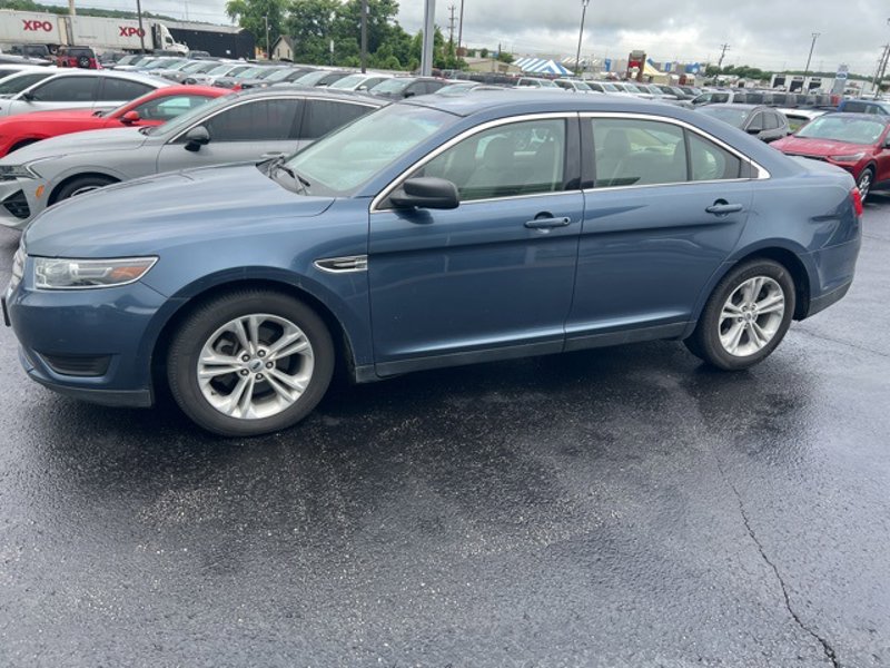 Used 2019 Ford Taurus SE image 1