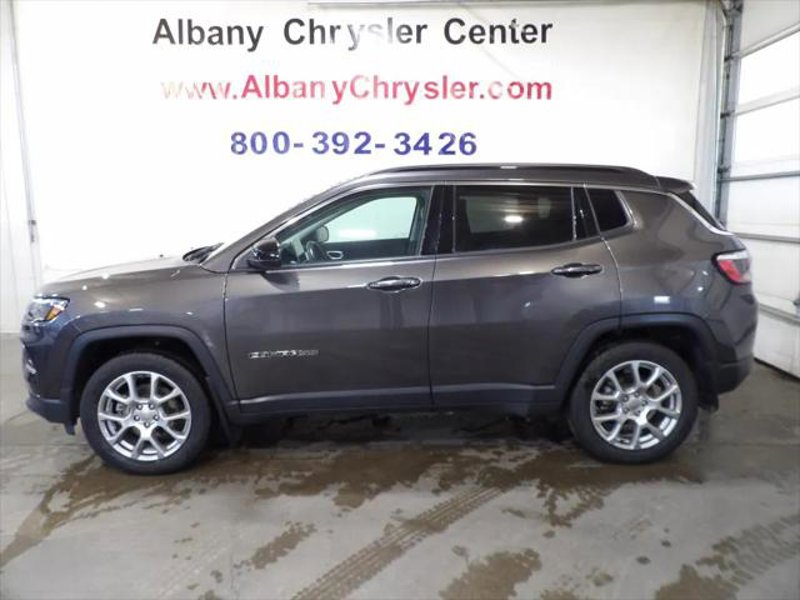Certified 2022 Jeep Compass Latitude image 1