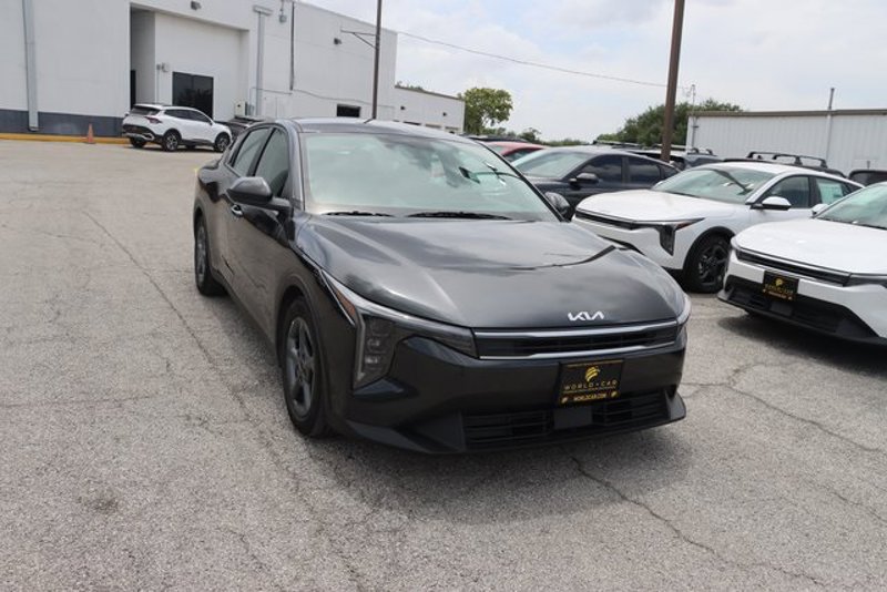 Certified 2025 Kia K4 image 1