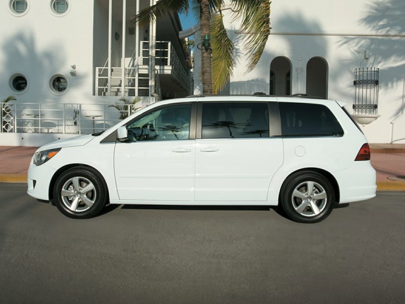 Used 2010 Volkswagen Routan SE image 1