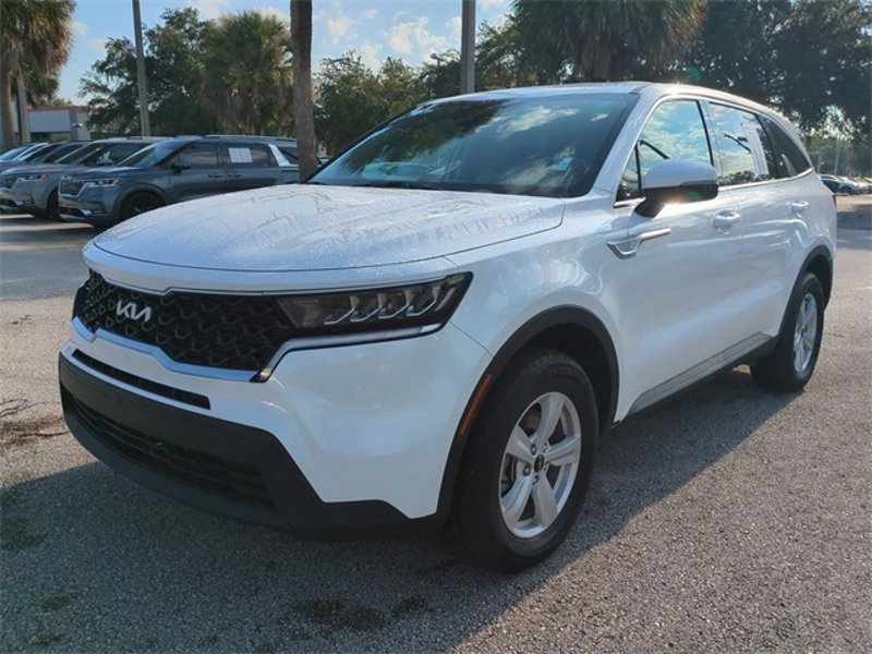 Certified 2023 Kia Sorento LX image 1