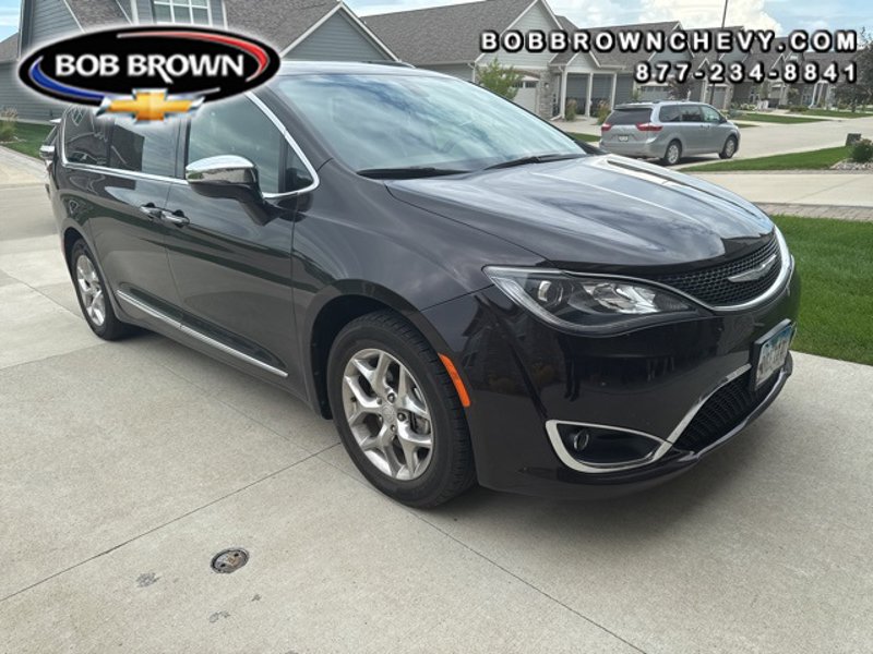 Used 2018 Chrysler Pacifica Limited image 1