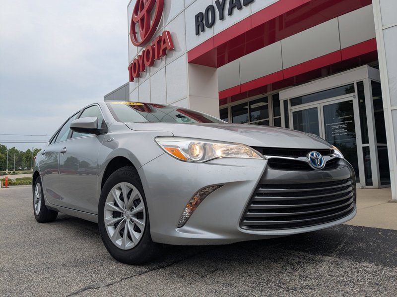 Used 2016 Toyota Camry LE image 1