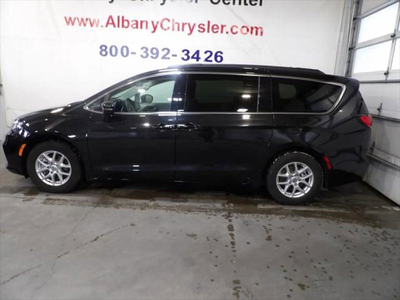 Certified 2022 Chrysler Pacifica Touring-L image 1