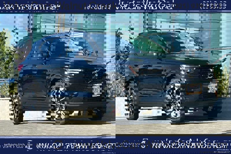 Certified 2025 Volvo XC40 B5 Plus image 1