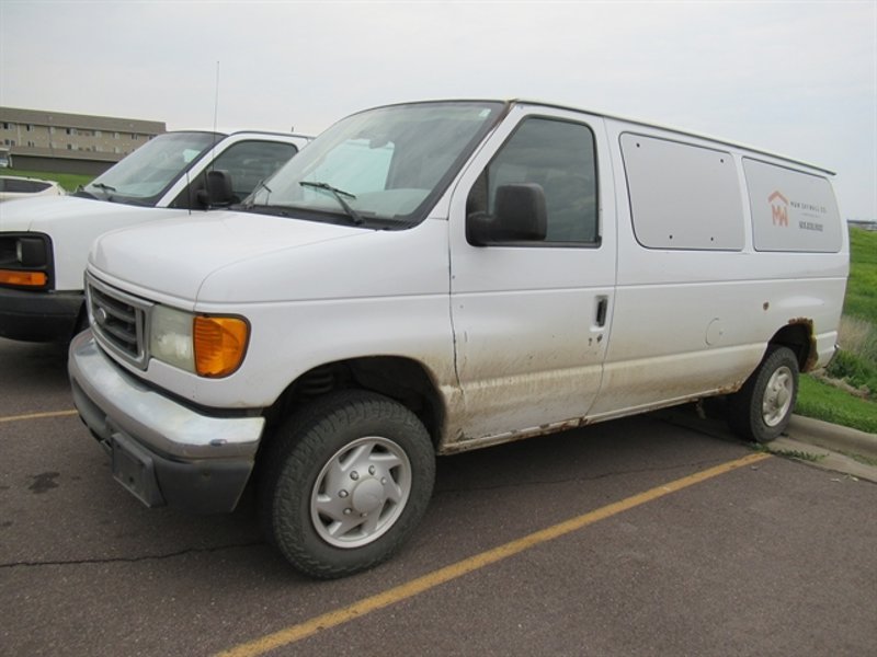 Used 2005 Ford E-350 and Econoline 350 Super Duty Wagon image 1