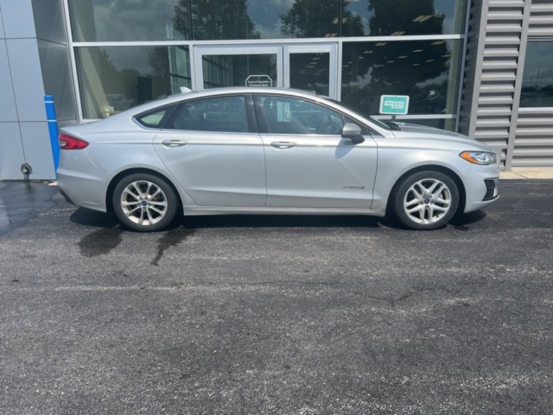 Used 2019 Ford Fusion SE image 1