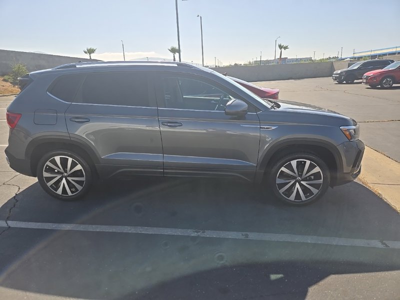 Used 2022 Volkswagen Taos SE image 1