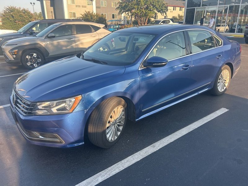 Used 2017 Volkswagen Passat 1.8T SE image 1