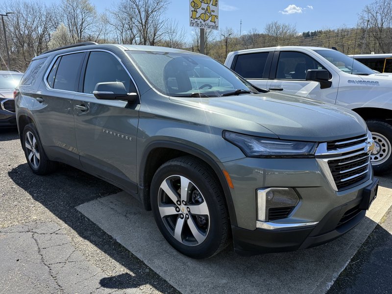 Used 2022 Chevrolet Traverse LT w/ LT Premium Package image 1