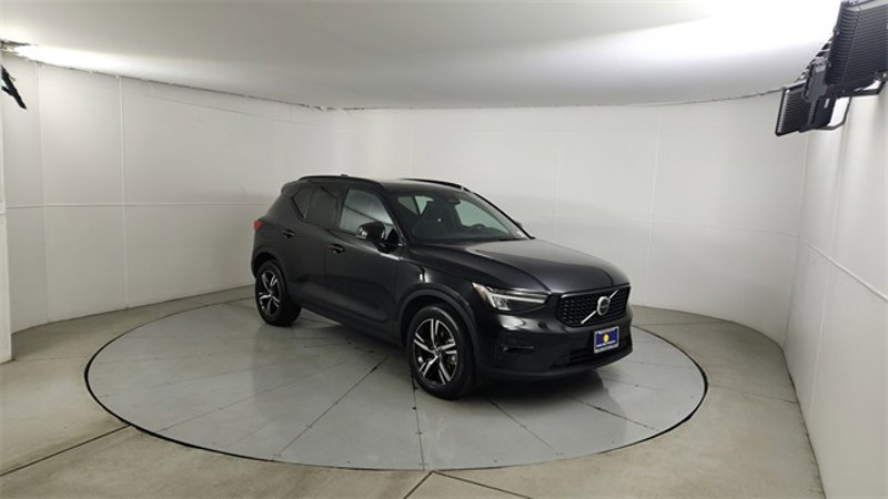 Certified 2023 Volvo XC40 B5 Plus w/ Protection Package Premier image 1
