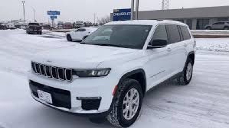 Used 2023 Jeep Grand Cherokee Laredo image 1